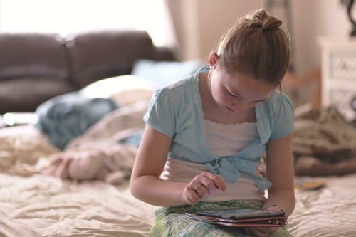 Influencia de los dispositivos electrónicos en el cerebro de los niños antes de ir a dormir. ¿Qué provocan? ¿Por qué es recomendable que no los utilicen antes de irse a la cama?