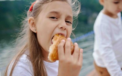 ¿Cómo afecta el exceso de carbohidratos refinados en los niños?
